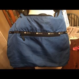 Le Sportssac.NWT 2 zipper sides